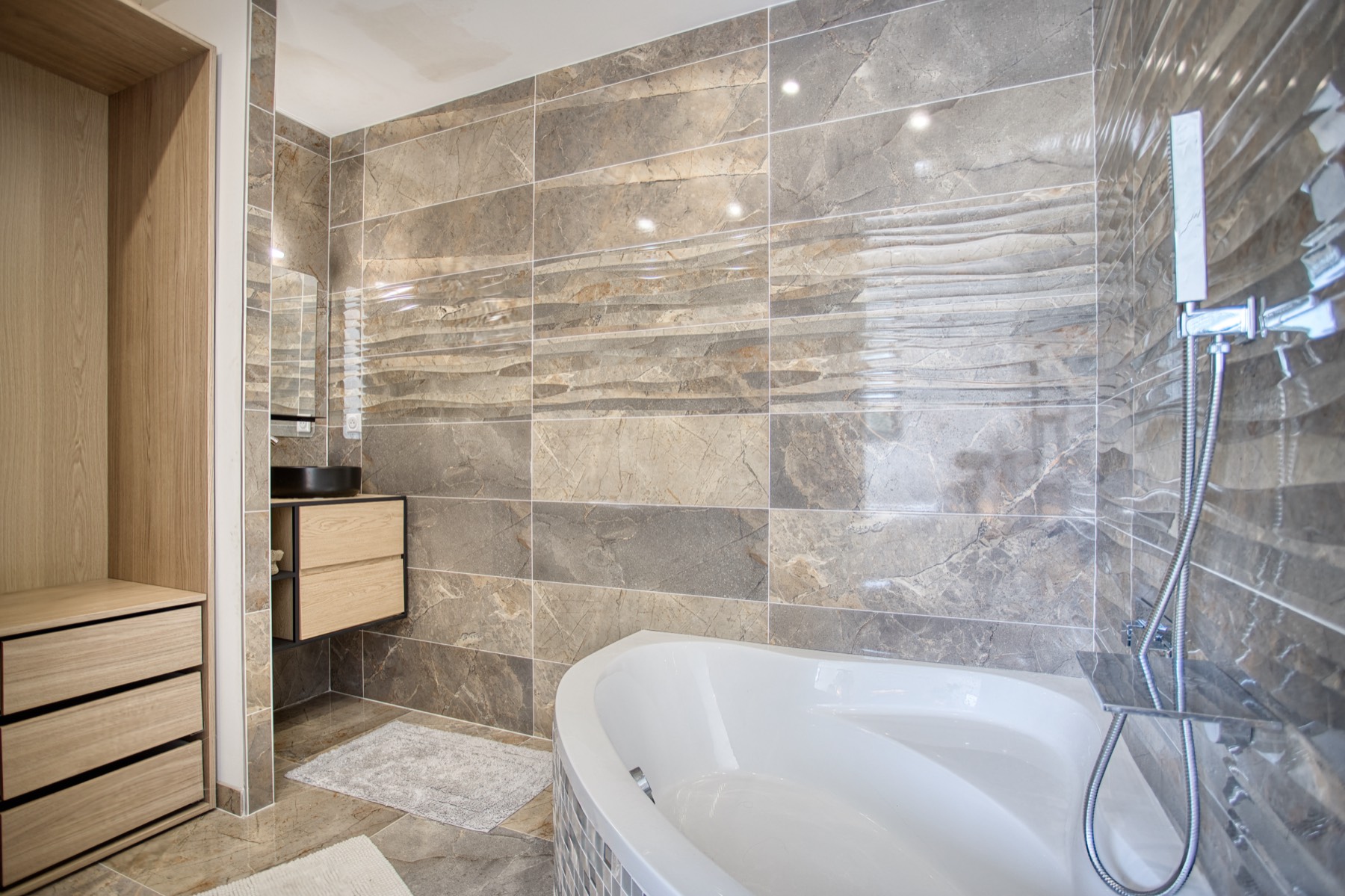 Salle de bain en marbre gris réalisée clé en main par Neo Construction 24