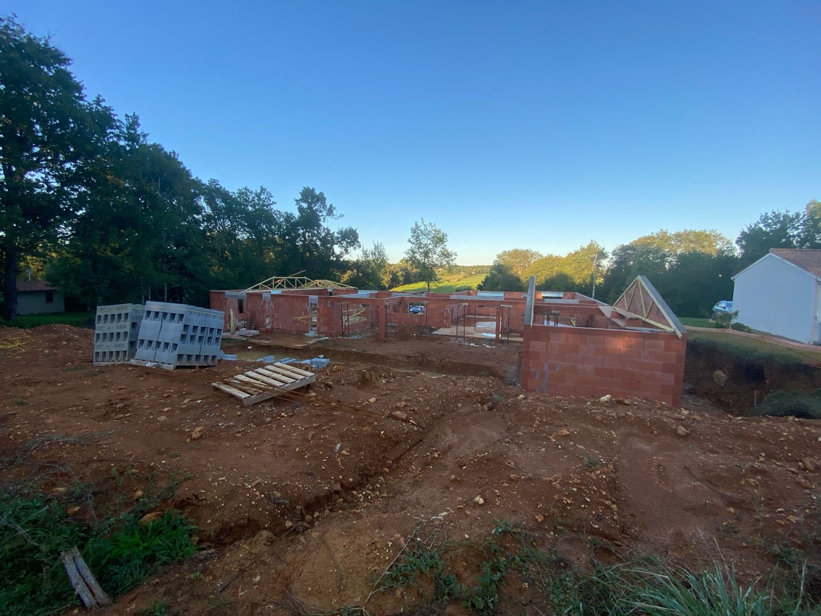 État initial du chantier en Dordogne : gros œuvre en briques avant finitions, par Neo Construction 24