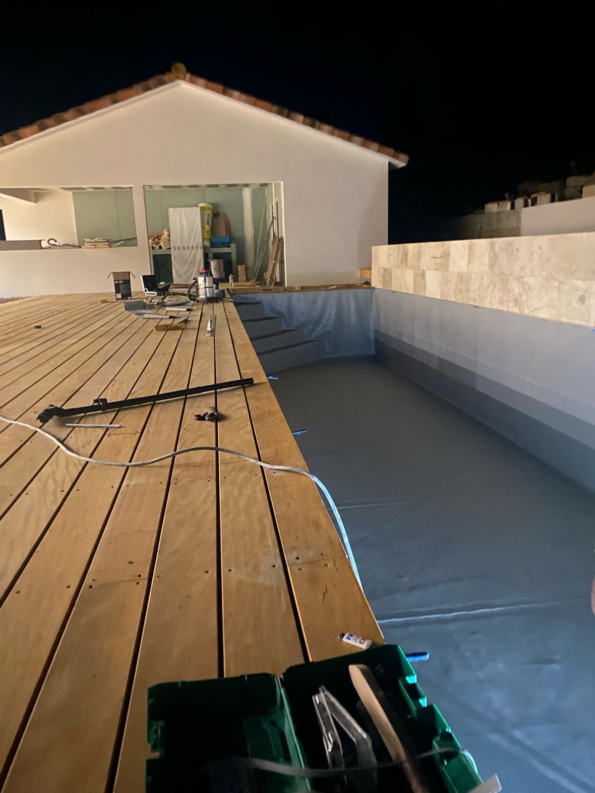 Artisan de Neo Construction 24 sur un chantier à Biscarrosse